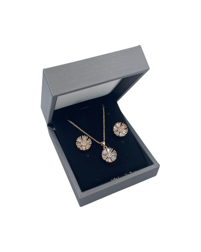 Set Floral de Zirconia | Collar y Aretes en Chapa de Oro| Elegantes con Brillo Radial