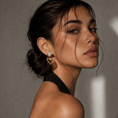 Aretes Colgantes Dorados |  Corazón Calado con Piedra Nácar 43mm
